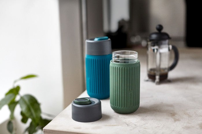 BLACK+BLUM ReiseTasse aus Glas Meeresblau