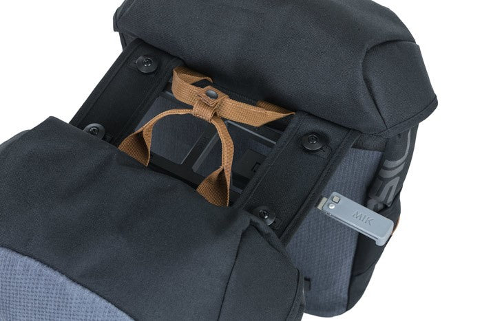 BASIL MILES TARPAULIN DOPPELGEPÄCKTASCHE MIK 34L, MIK-System (bereit zum Mitnehmen), 100 % wasserdichter schwarzer Schiefer