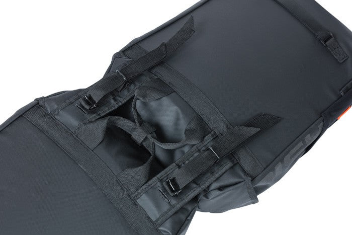 BASIL MILES TARPAULIN DOPPELTASCHE 34L, Universal Bridge System, 100 % wasserdicht schwarz orange